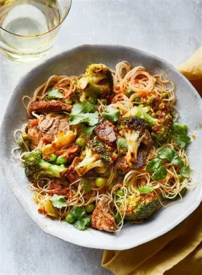  Lammbraten mit Reisnudeln: Ein Fest für die Sinne - eine kulinarische Reise durch Chifeng!