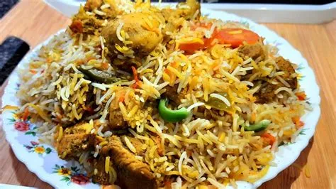  Sindhi Biryani: Ein köstlicher Reistopf, der mit Gewürzen und saftigem Fleisch eine Symphonie für den Gaumen vollführt!